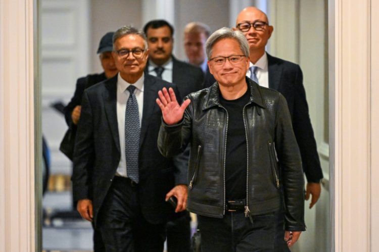 Jensen Huang, cofounder and CEO of Nvidia, waves as he arrives for a media roundtable in Kuala Lumpur on December 8, 2023. ©AFP