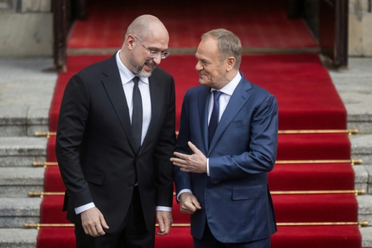 Ukrainian Prime Minister Denys Shmyhal (L) said he hope to have 'pragmatic and constructive' talks with Polish counterpart Donald Tusk (R)   . ©AFP