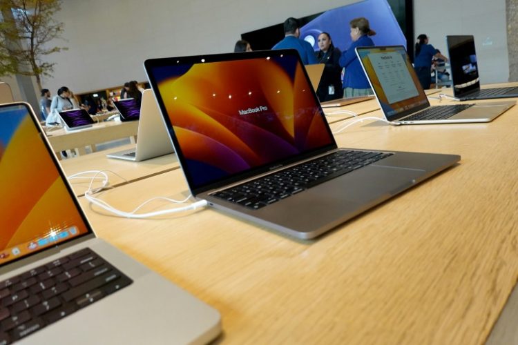 Apple computers on display at an Apple store in Miami, Florida on April 11, 2023 . ©AFP