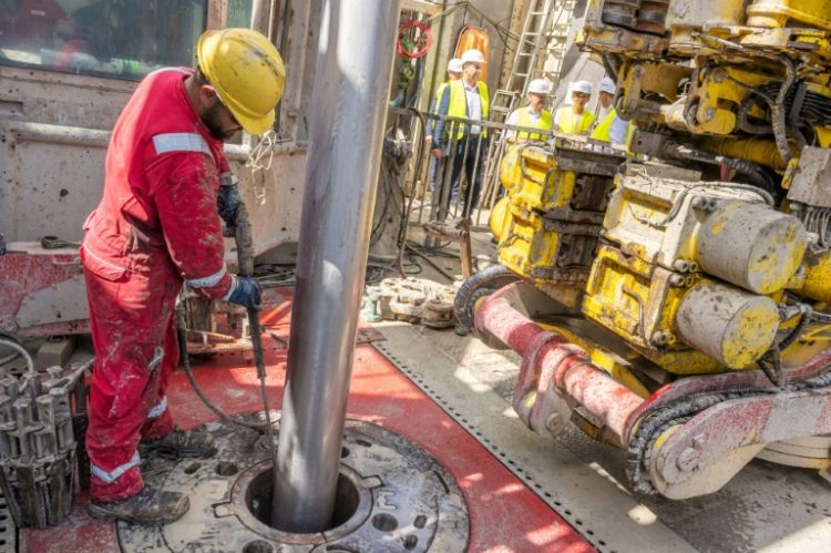 A worker operates a drill at a geothermal plant construction site in south Germany. ©AFP