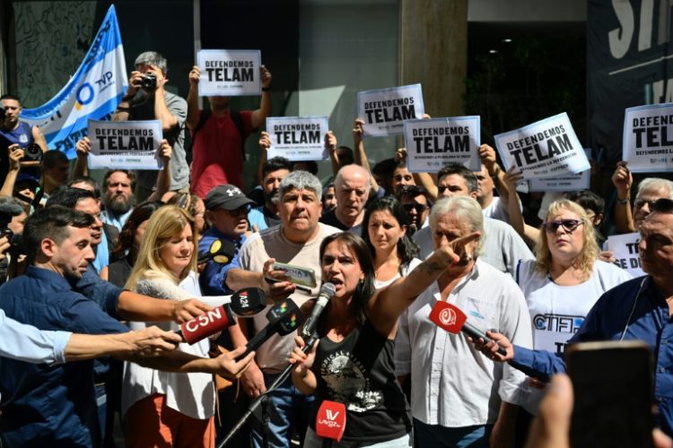 Hundreds of people protested the closure outside the Telam headquarters in central Buenos Aires. ©AFP