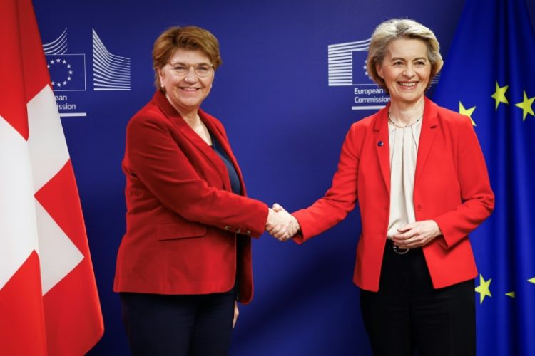 EU chief Ursula von der Leyen and Swiss President Viola Amherd revived negotiations that were broken off by Switzerland in 2021. ©AFP