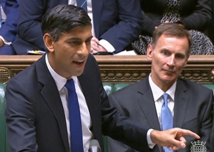 Finance minister Jeremy Hunt (R) has dampened hopes of tax cuts as Prime Minister Rishi Sunak's (L) Conservatives trail in opinion polls. ©AFP