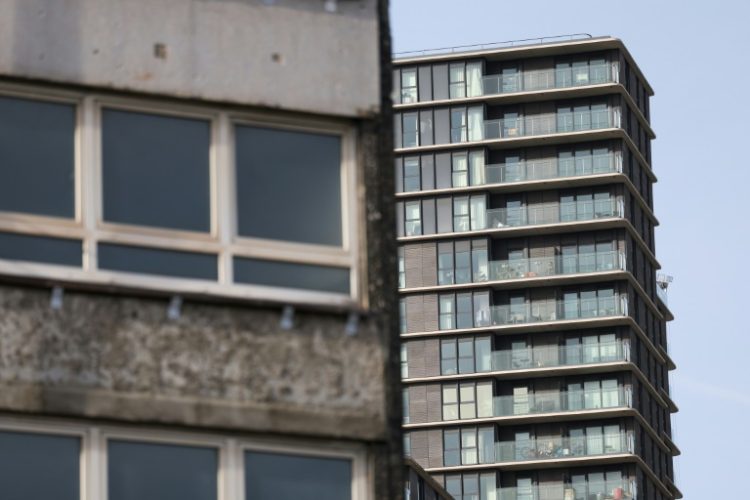 A crumbling housing estate in Stratford next to the gleaming luxury apartments of Olympic Park. ©AFP