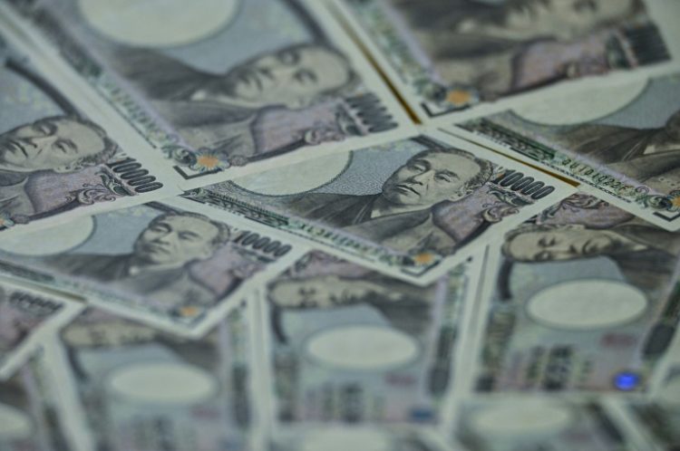 Traders are keeping a close eye on the yen as it approaches 152 per dollar, fuelling speculation authorities will intervene. ©AFP