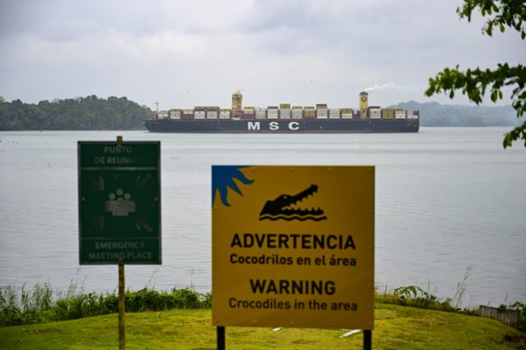 A cargo ship passes through the Panama Canal . ©AFP