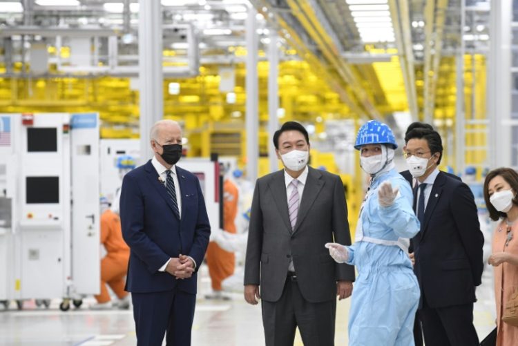 US President Joe Biden (L) and South Korean President Yoon Suk Yeol tour a Samsung chip factory in 2022. ©AFP