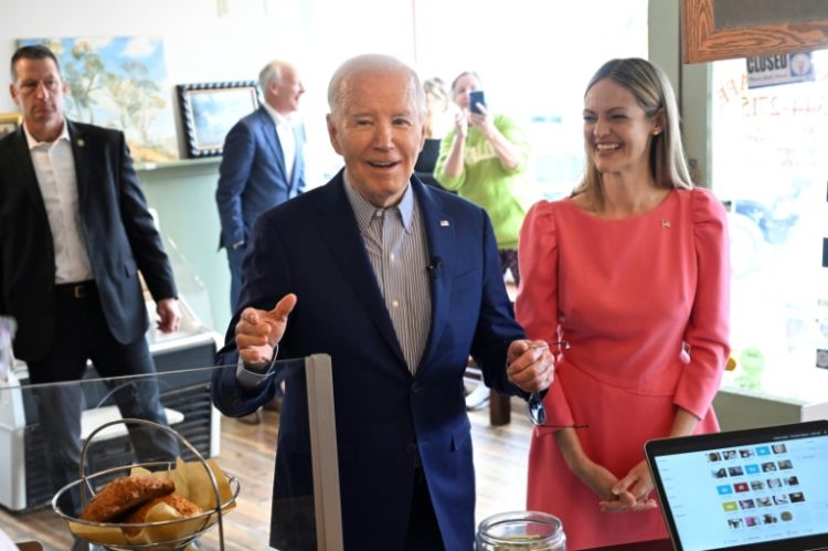 US President Joe Biden visits Zummo's Cafe with Scranton, Pennsylvania, Mayor Paige Cognetti before departing for Pittsburgh, on April 17, 2024. Biden is traveling to Pittsburgh, Pennsylvania, to meet with steelworkers.. ©AFP