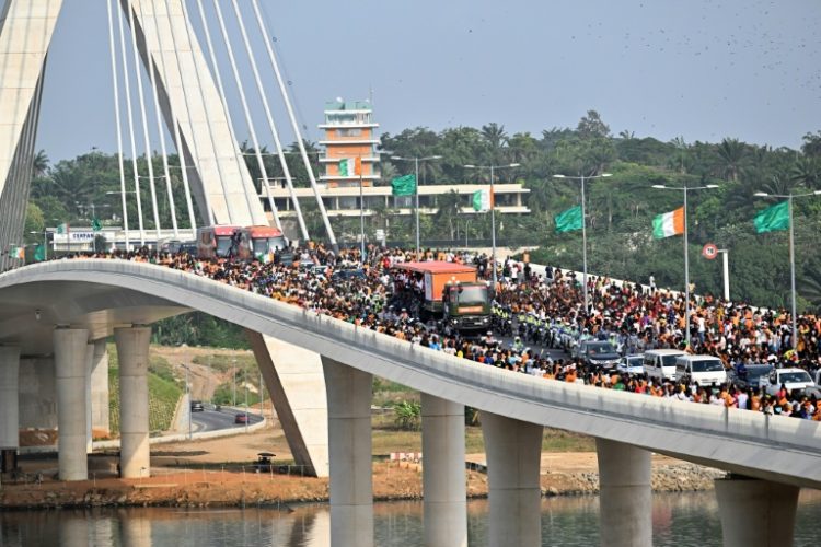 The Ivory Coast team, winners of the 2024 African Cup of Nations (CAN), and supporters on the Alassane Ouattara bridge in Abidjan in February. ©AFP