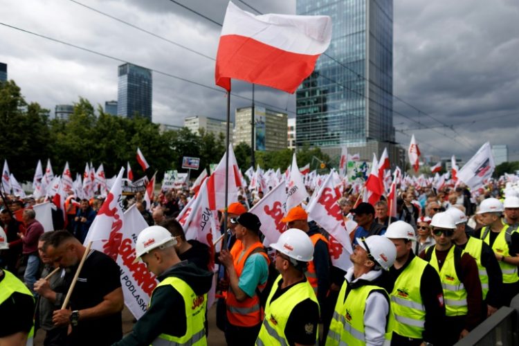 Protesting Polish farmers want a referendum on forcing the country to reject the EU's Green Deal. ©AFP