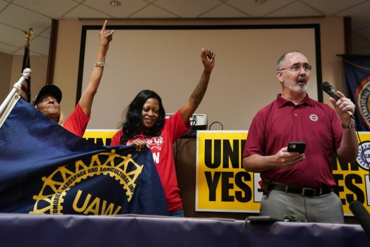 United Auto Workers (UAW) President Shawn Fain, right, shown here at the celebration of a win Tennessee last month, hopes for a succeessful outcome at an election in Alabama. ©AFP