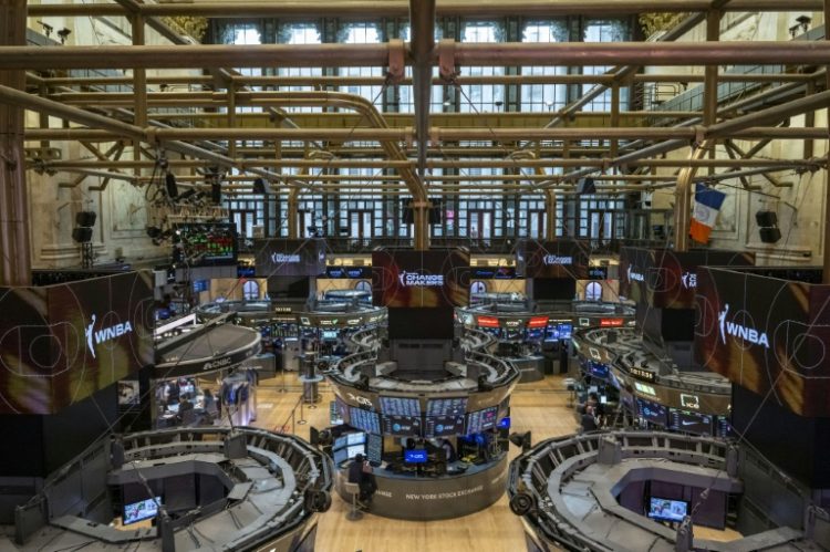 Traders work on the floor of the New York Stock Exchange during morning trading in a session that would end with the Dow above 40,000 for the first time . ©AFP