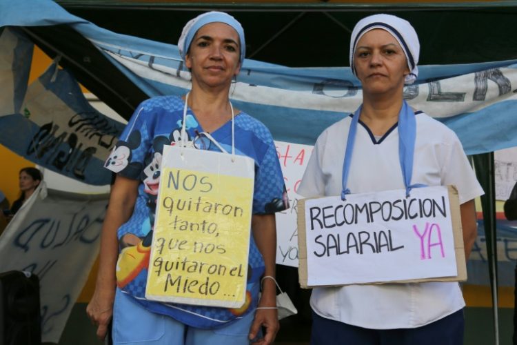 Health workers protest  the high cost of living. ©AFP