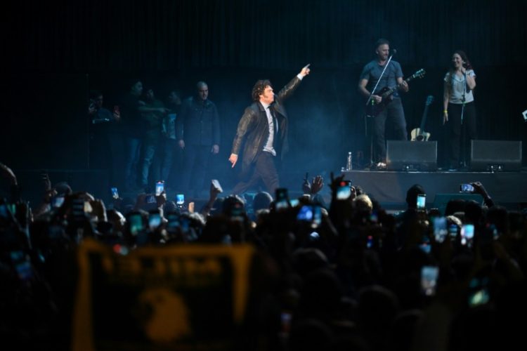 Le président argentin Javier Milei danse sur scène pendant la présentation de son livre, le 22 mai 2024, à Buenos Aires, en Argentine. ©AFP