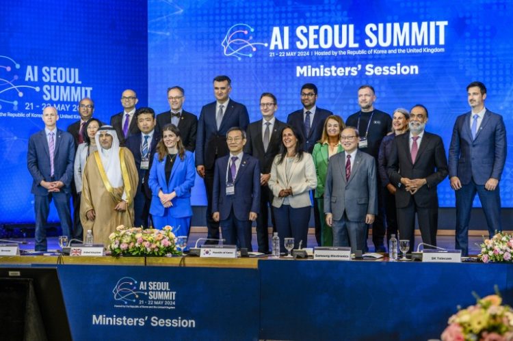 Attendees at the Ministers' Session of the AI Seoul Summit, where some of the world's biggest tech companies pledged to guard against the dangers of artificial intelligence. ©AFP