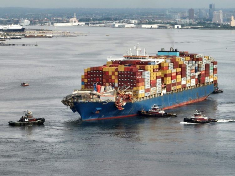 Tug boats maneuver the damaged container ship Dali into the Seagirt Marine Terminal in Baltimore, Maryland. ©AFP