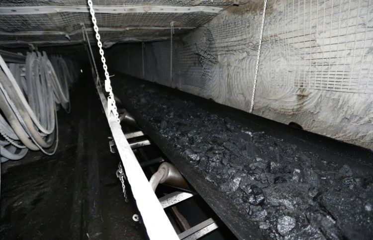 A conveyor belt transports tons of coal at a mine. ©AFP