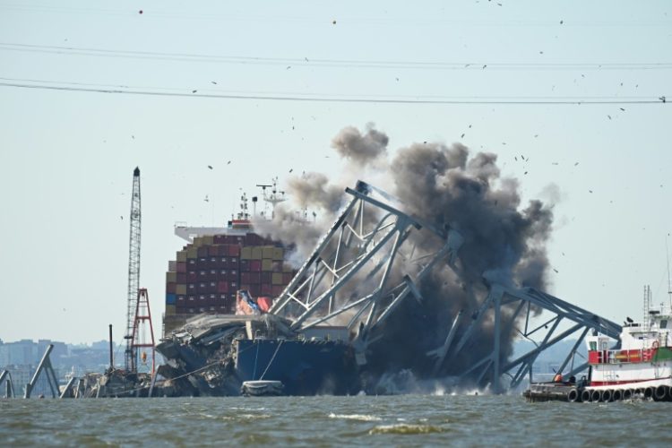 Crews conduct a controlled demolition of a section of the Francis Scott Key Bridge resting on the Dali container ship in Baltimore on May 13, 2024. ©AFP