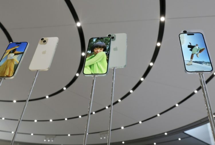 Traders are hotly awaiting quarterly results from iPhone maker Apple amid persistent fears over its performance in Asian powerhouse China. ©AFP