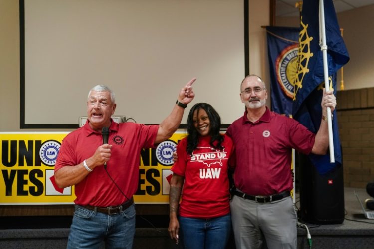 United Auto Workers (UAW) President Shawn Fain, right, celebrates with local organizers at a UAW vote watch party on April 19, 2024 in Chattanooga, Tennessee. ©AFP