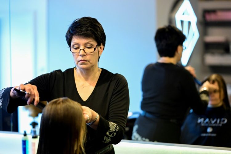 Ukrainian hairdresser Valentyna Vysotska is employed in Berlin after a 10-month crash course to learn German. ©AFP