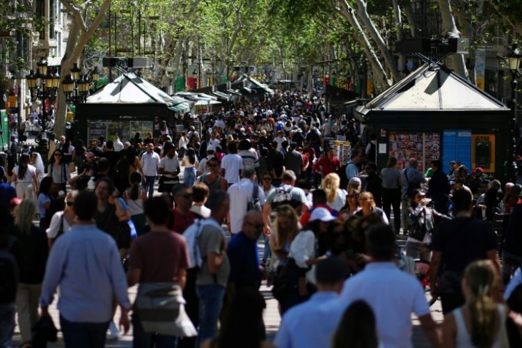 Tourists crowd Las Ramblas alley in Barcelona. ©AFP