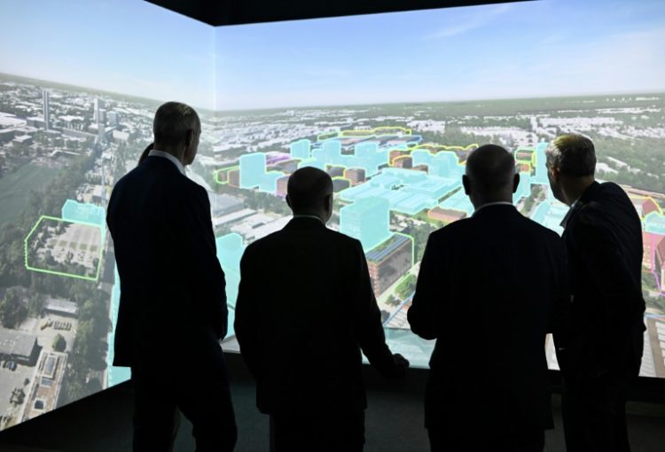 Siemens CEO Roland Busch showed German Chancellor Olaf Scholz and other officials plans for the redevelopment of Siemensstadt Square in Berlin. ©AFP