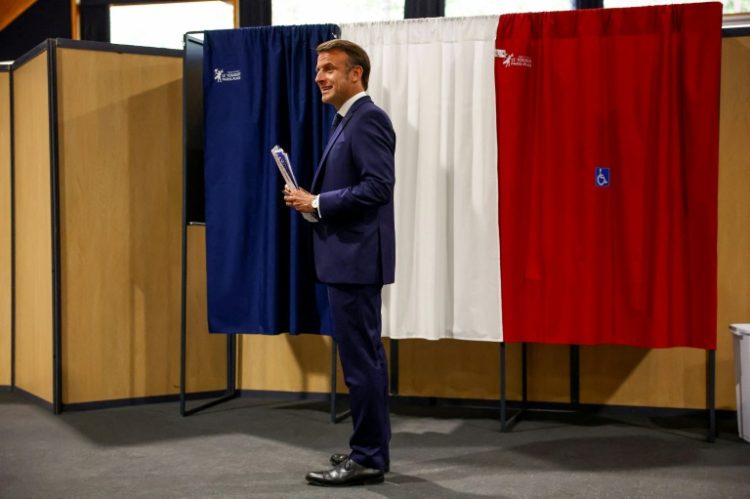 The euro fell after far-right parties won big in European Union polls and France's President Emmanuel Macron called a snap parliamentary election. ©AFP