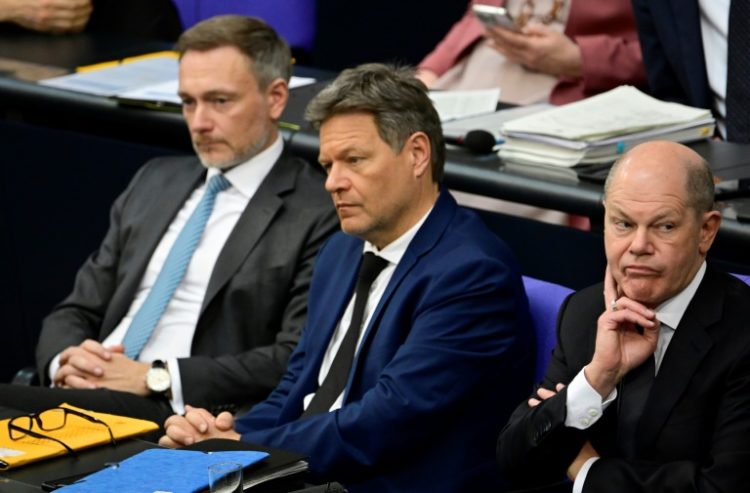 FDP Finance Minister Christian Lindner (L), Greens Economy Minister Robert Habeck (C) and Chancellor Olaf Scholz (R) of the SPD are locked in a budget dispute. ©AFP