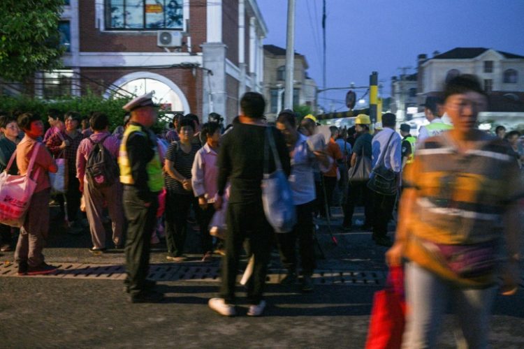 Thousands of domestic migrant workers in Shanghai compete for dwindling jobs at factories and construction sites. ©AFP