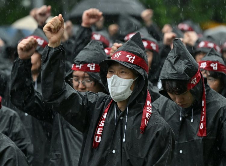 Members of the National Samsung Electronics Union stage a rally during their three-day general strike. ©AFP