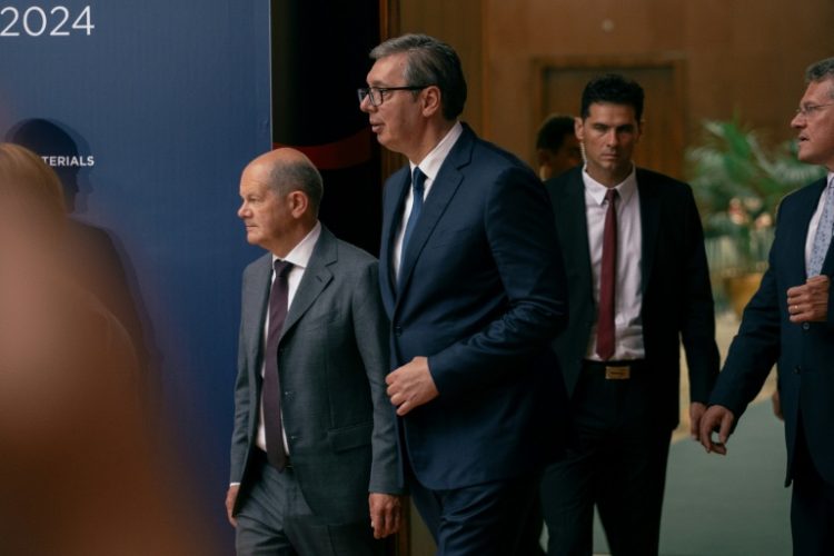 Serbia's President Aleksandar Vucic (2nd L) arrives with Germany's Federal Chancellor Olaf Scholz (L) during the summit on critical raw materials in Belgrade. ©AFP