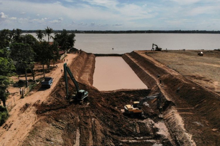 Workers use excavators to dig the Funan Techo canal, a $1.7 billion project that will run from the Mekong river to the Gulf of Thailand. ©AFP