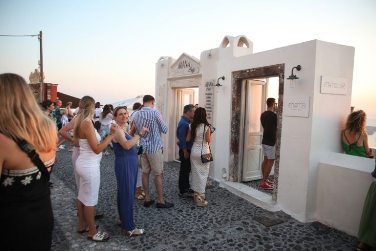 Tourists queue as they wait to take a picture from one of the balconies. ©AFP