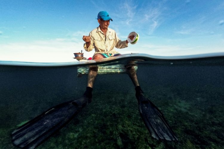 A Cuban fisherman prepares to fish from a makeshift raft in Havana Bay on July 16, 2024. ©AFP