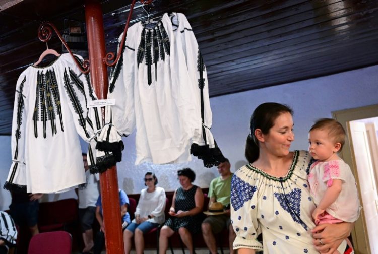 Examples of traditional Romanian blouses at a show in Vaideeni. ©AFP