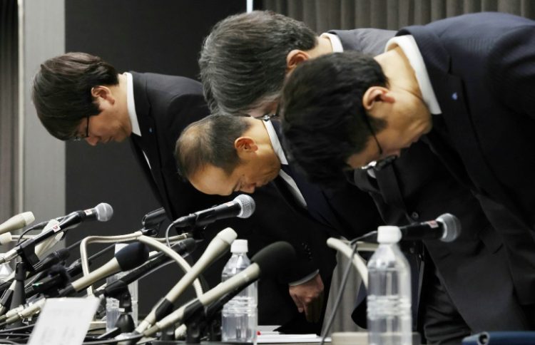 Kobayashi Pharmaceutical Co. President Akihiro Kobayashi (2nd L) and others bow their heads at a press conference in Osaka in March as the firm faces a health scare linked to its over-the-counter tablets containing red yeast rice. ©AFP