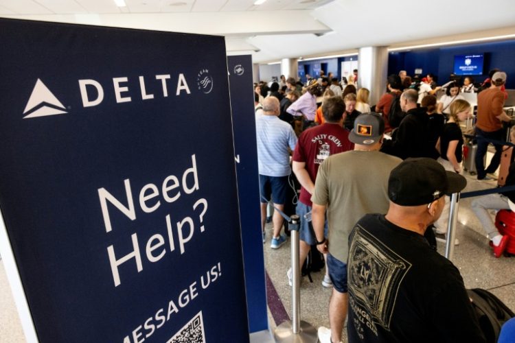 Travelers wait in line at the airport in Los Angeles, California on July 19, 2024 following a global IT crash that hobbled airlines, banks, broadcasters and other businesses. ©AFP