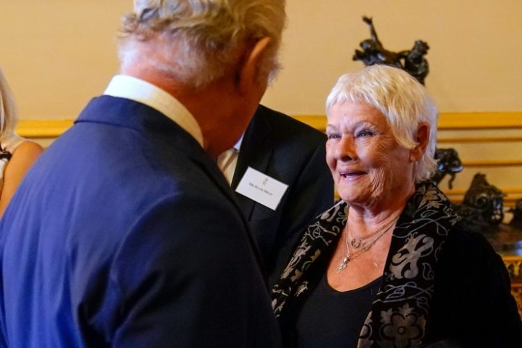 Britain's King Charles III speaks to actress Judi Dench, who has become one of the first female members of the Garrick Club. ©AFP