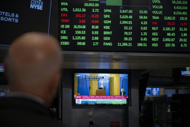 A television on the floor of the New York Stock Exchange carries live remarks by Federal Reserve chair Jerome Powell, who said at a symposium in Jackson Hole, Wyoming that 'the time has come' to cut US interest rates. ©AFP