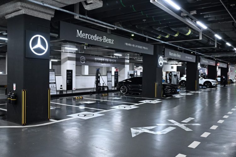 A Mercedes electric car charging station at a parking lot in Seoul. Mercedes-Benz Korea has released the names of its electric vehicle battery suppliers, bowing to public outrage after one of its cars burst into flame in a parking lot earlier this month.. ©AFP