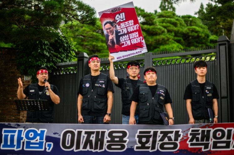 Union executives gathered on Thursday outside Samsung Chairman Lee Jae-yong's house. ©AFP