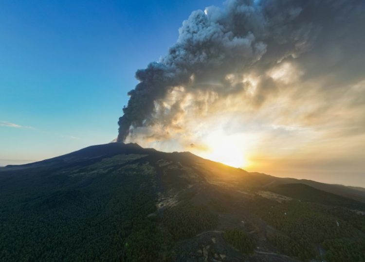 Italy's National Institute of Geophysics and Volcanology reported a 'lava fountain' gushing from the volcano Sunday morning. ©AFP