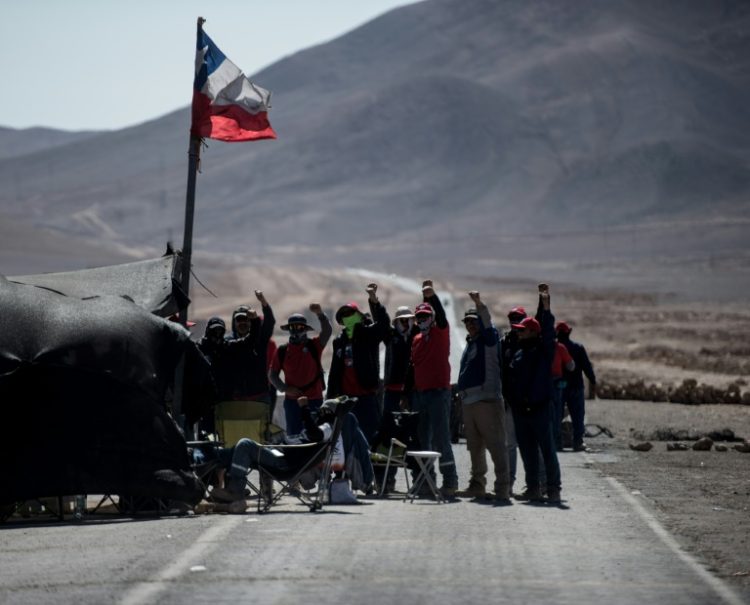 A file picture from March 2017 shows Escondida miners on strike at the world's largest copper mine. ©AFP