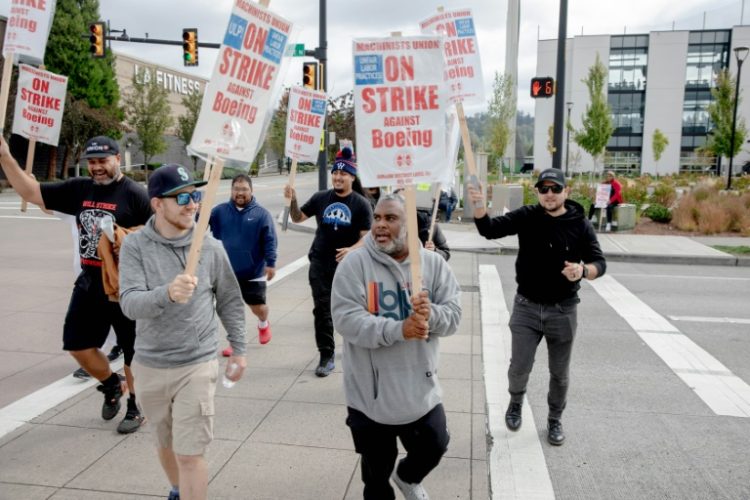 Striking Boeing workers and their supporters picket outside the Boeing Co. manufacturing facility in Renton, Washington on September 16, 202. ©AFP