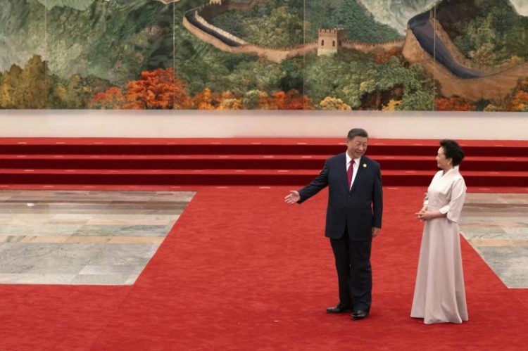 China's President Xi Jinping gestures looking at his wife Peng Liyuan ahead of the dinner reception during the Forum on China-Africa Cooperation (FOCAC) at the Great Hall of the People in Beijing on September 4, 2024.. ©AFP