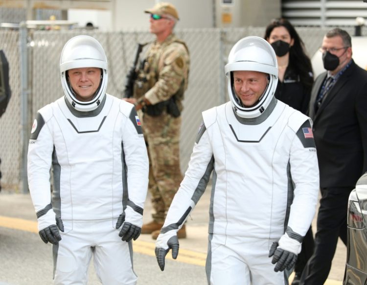 US astronaut Nick Hague (R) and Russian cosmonaut Alexander Gorbunov head to a Kennedy Space Center launch pad in Florida. ©AFP