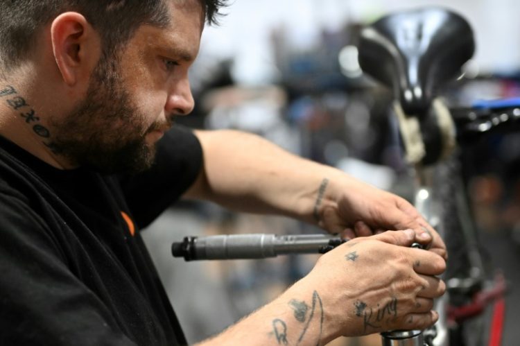 Ex-prisoner Cameron Moseley now works as a bike mechanic. ©AFP