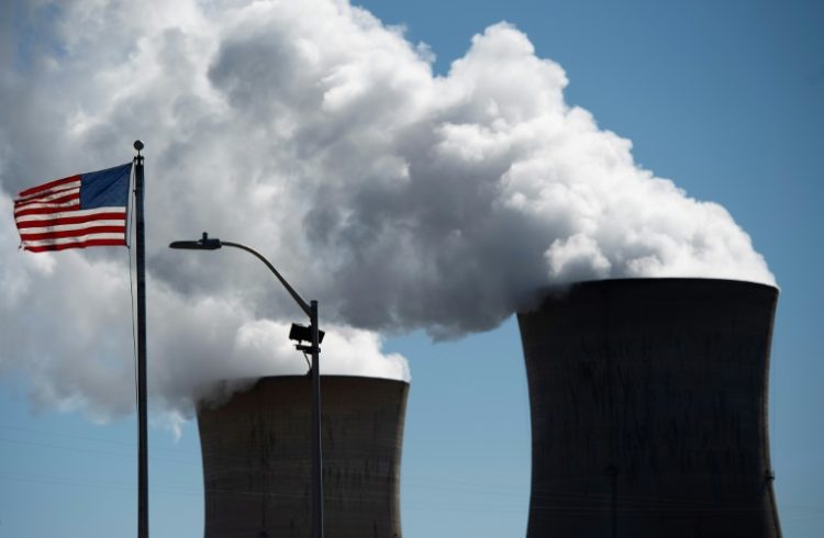 Steam rises out of the nuclear plant on Three Mile Island, with the operational plant run by Exelon Generation, in Middletown, Pennsylvania. ©AFP