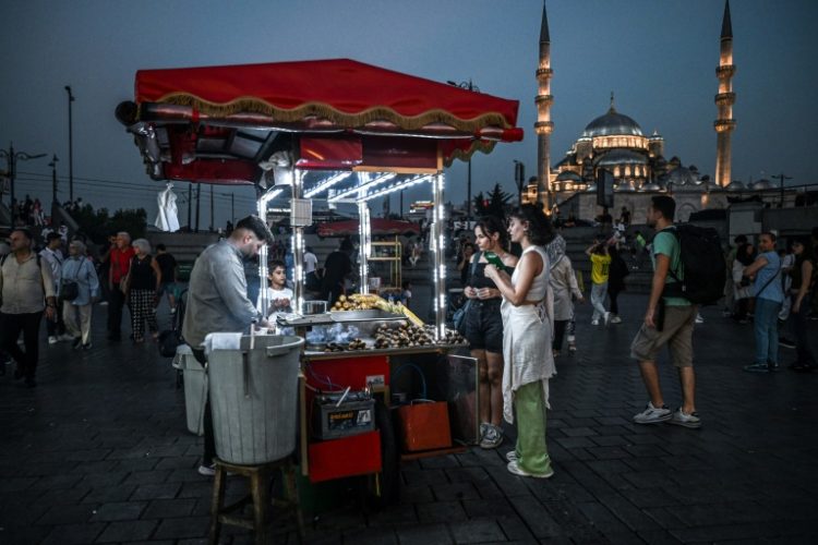 With Turkey mired in sky-high inflation, Istanbul's ubiquitous street vendors are worried about their future. ©AFP